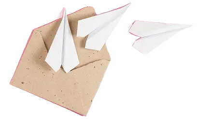 Papieren vliegtuigen in envelop